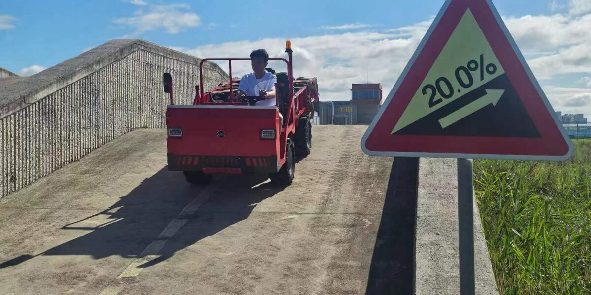 SPIDERWAY Electric Lifting Transport Vehicle – 30% Slope Climbing Test
