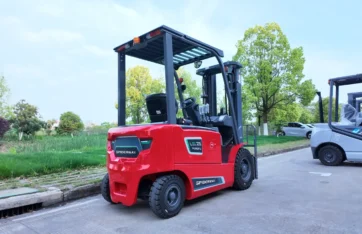 How Long Does an Electric Forklift Battery Last?